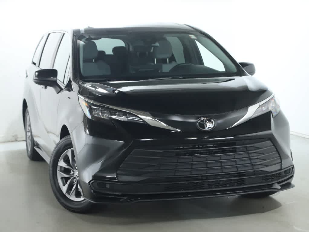 Certified 2026 Toyota Sienna LE AWD/4WD image 2