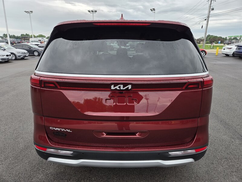 Used 2024 Kia Carnival LX FWD image 4