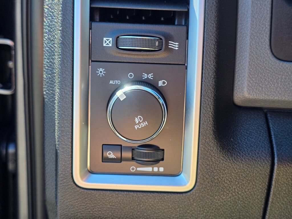Used 2015 RAM 1500 Classic SLT w/ SLT Plus D←cor Group AWD/4WD image 21