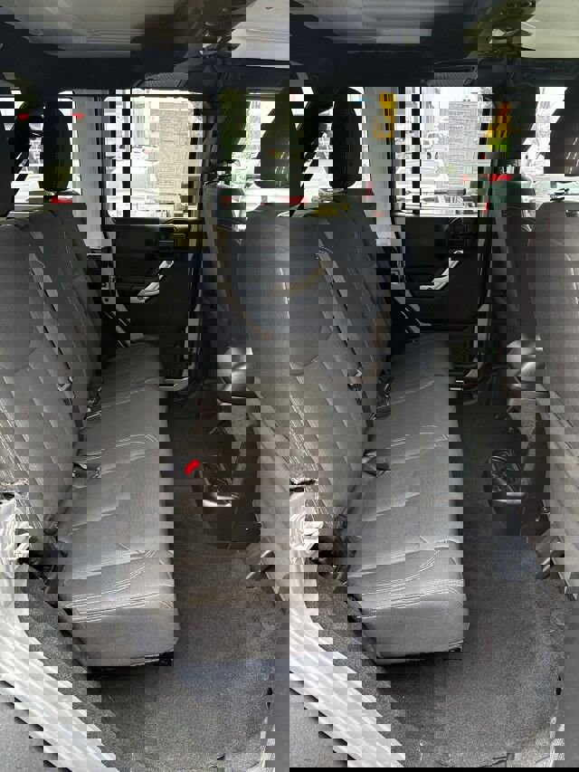 Used 2018 Jeep Wrangler Unlimited Rubicon w/ Connectivity Group image 16