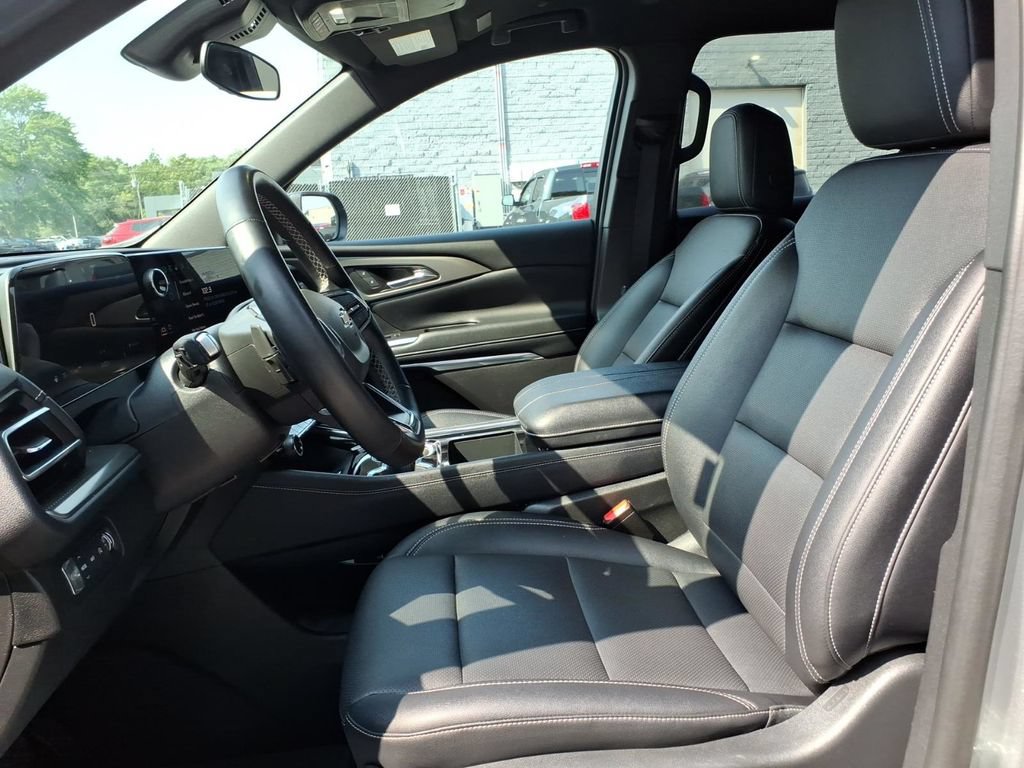 Used 2025 Chevrolet Traverse LT AWD/4WD image 13