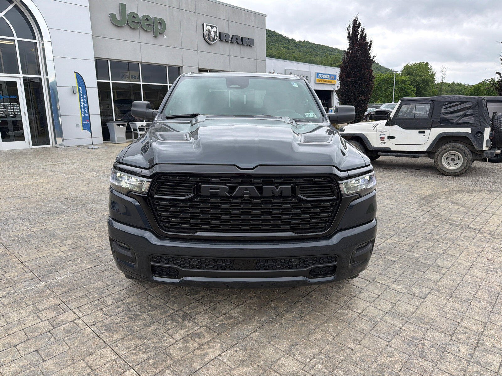 New 2026 RAM 1500 Express AWD/4WD image 3