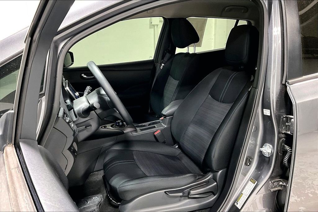 Used 2025 Nissan Leaf S image 32
