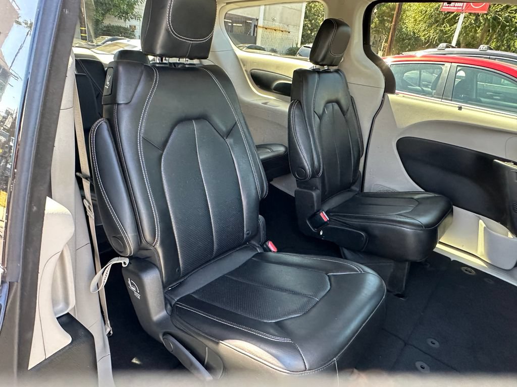 Used 2023 Chrysler Pacifica Touring-L FWD image 14