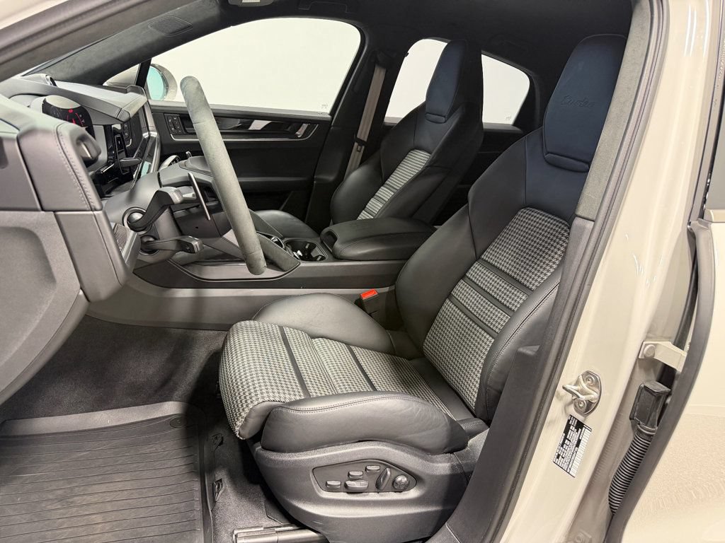 Used 2025 Porsche Cayenne Turbo AWD/4WD image 14