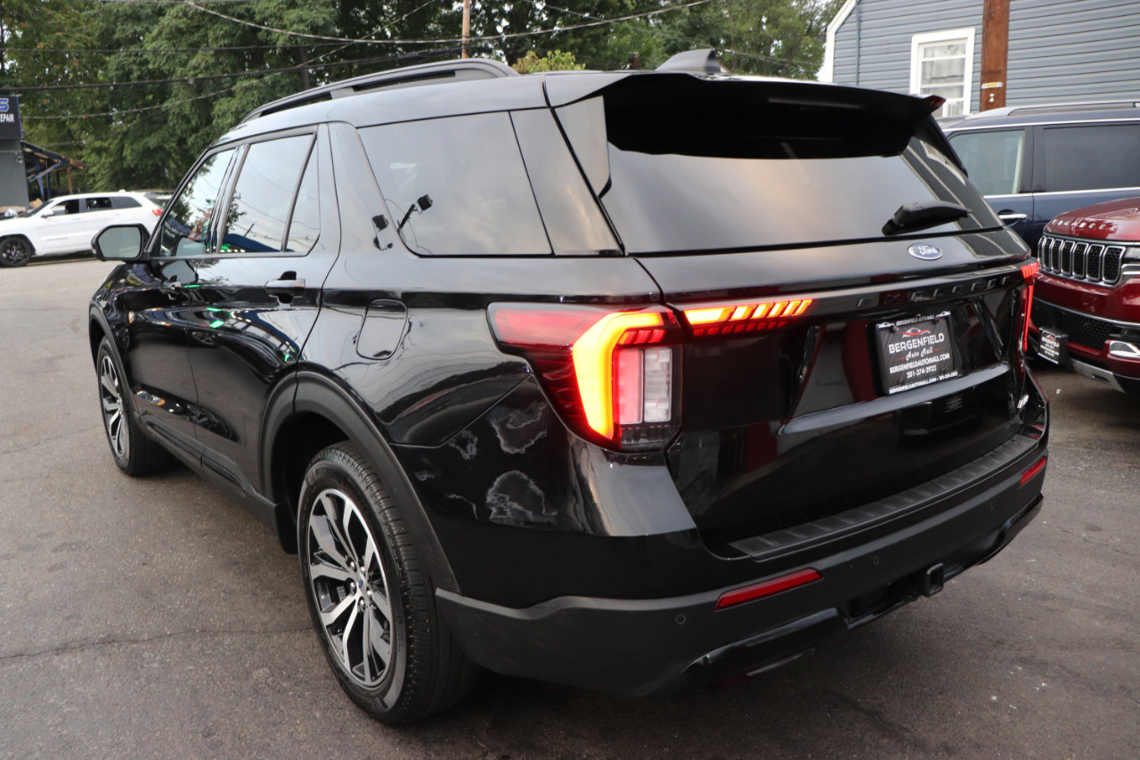 Used 2025 Ford Explorer ST-Line image 3