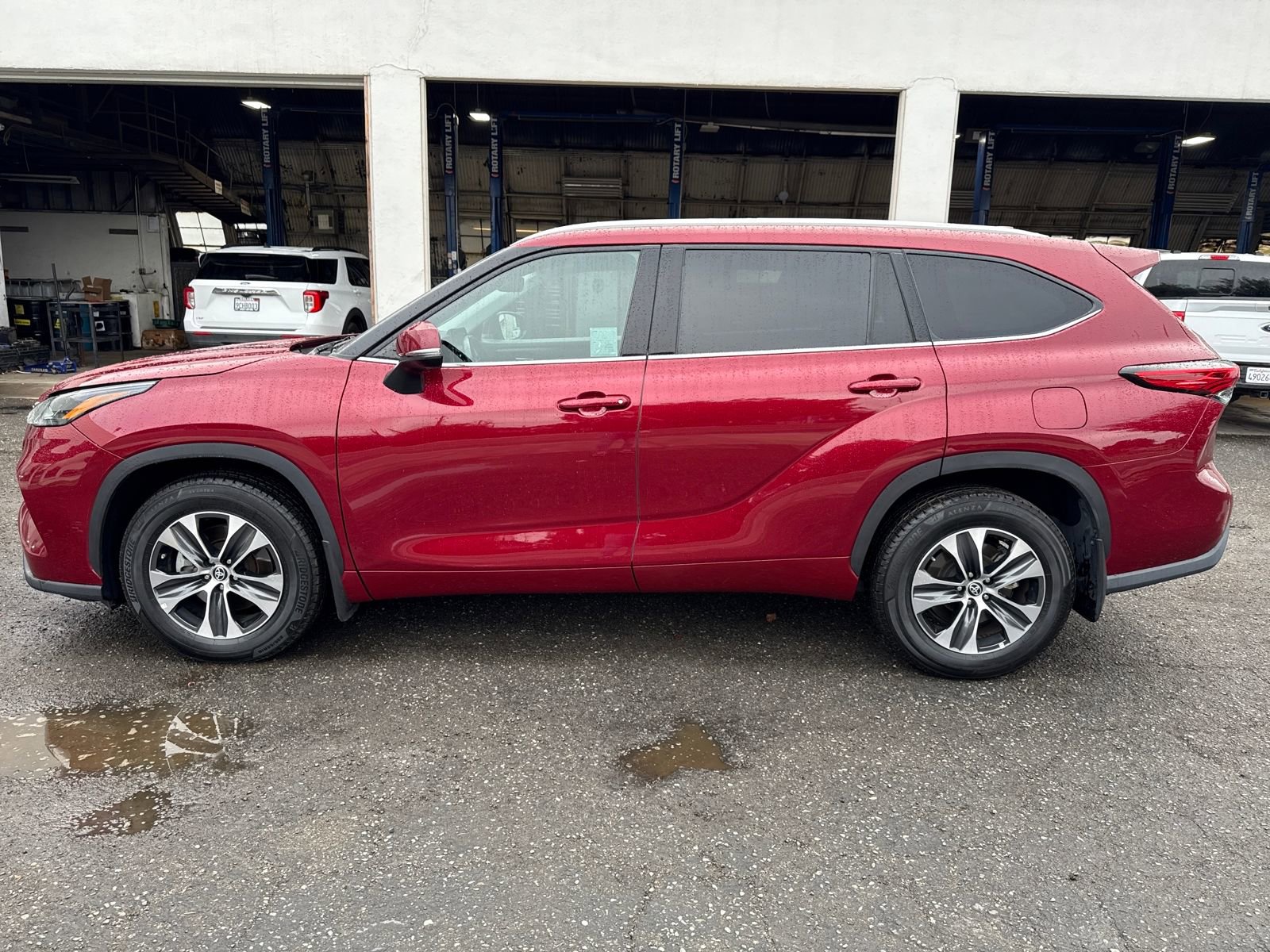 Used 2022 Toyota Highlander XLE image 2