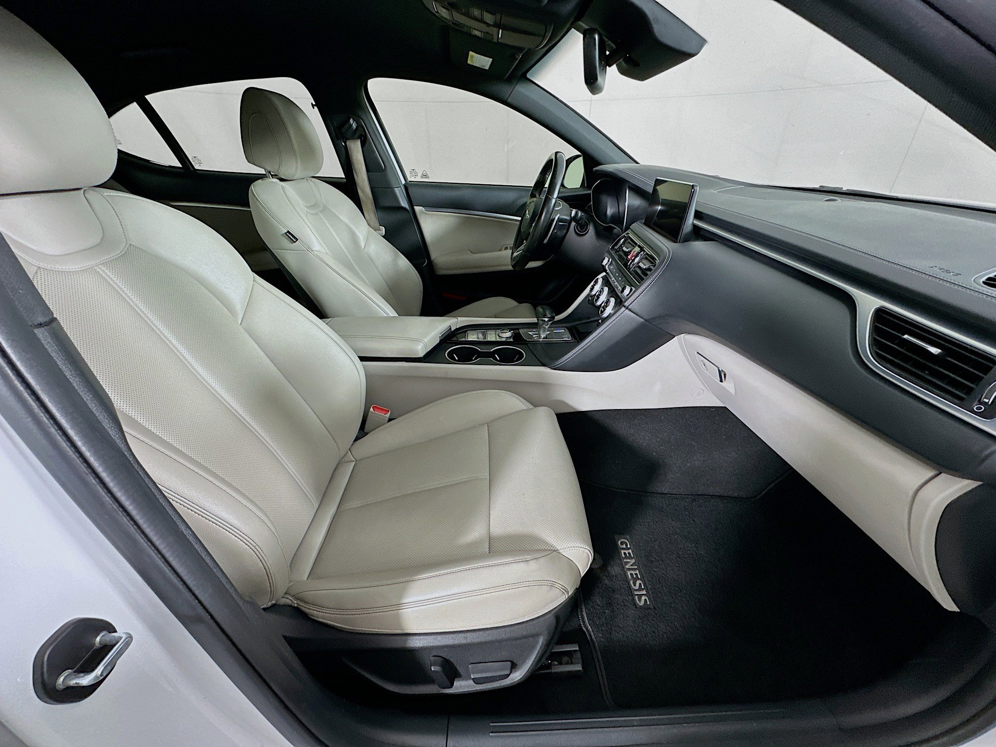 Used 2022 Genesis G70 2.0T image 30