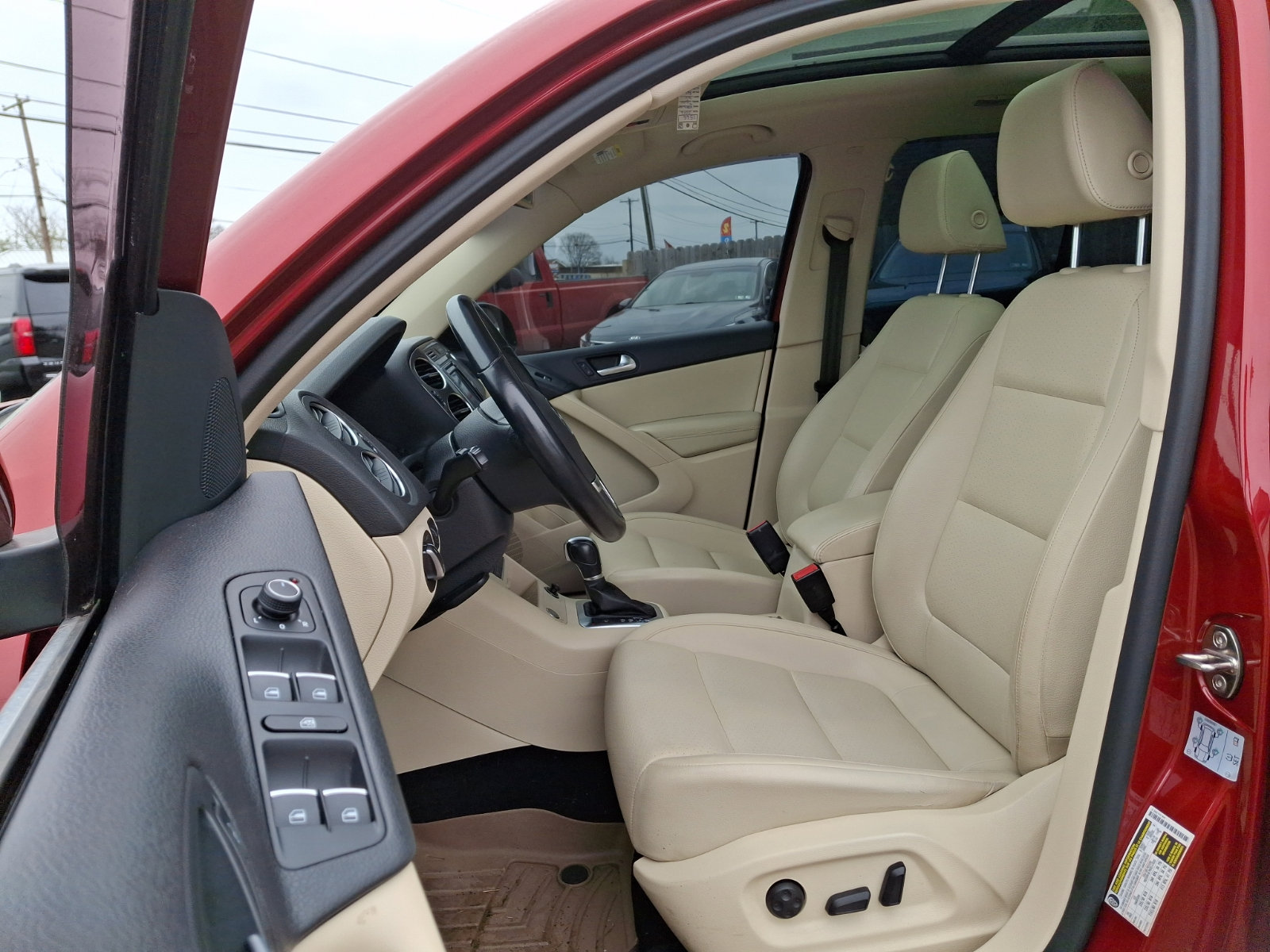 Used 2016 Volkswagen Tiguan SE image 11