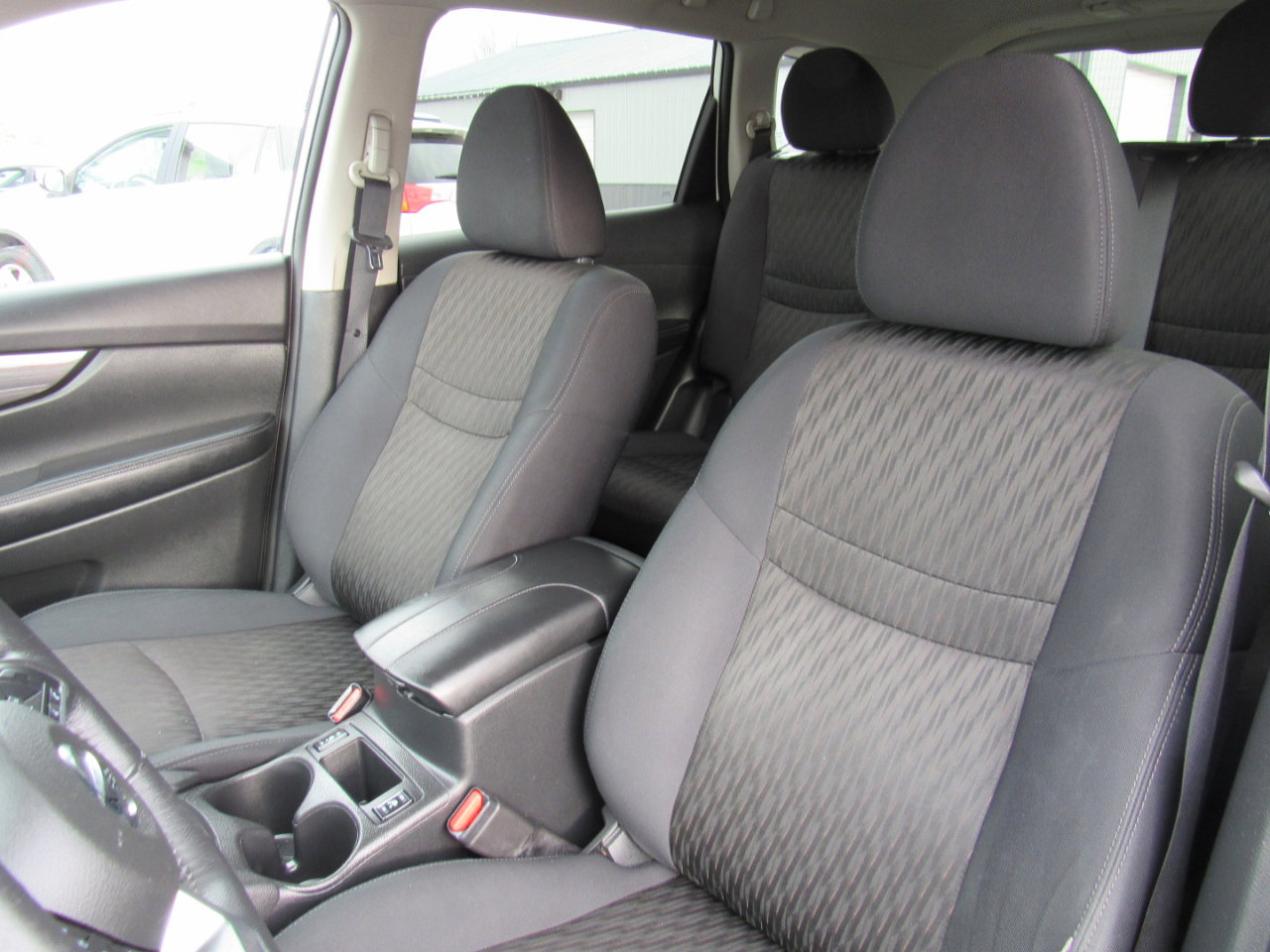 Used 2018 Nissan Rogue SV image 15