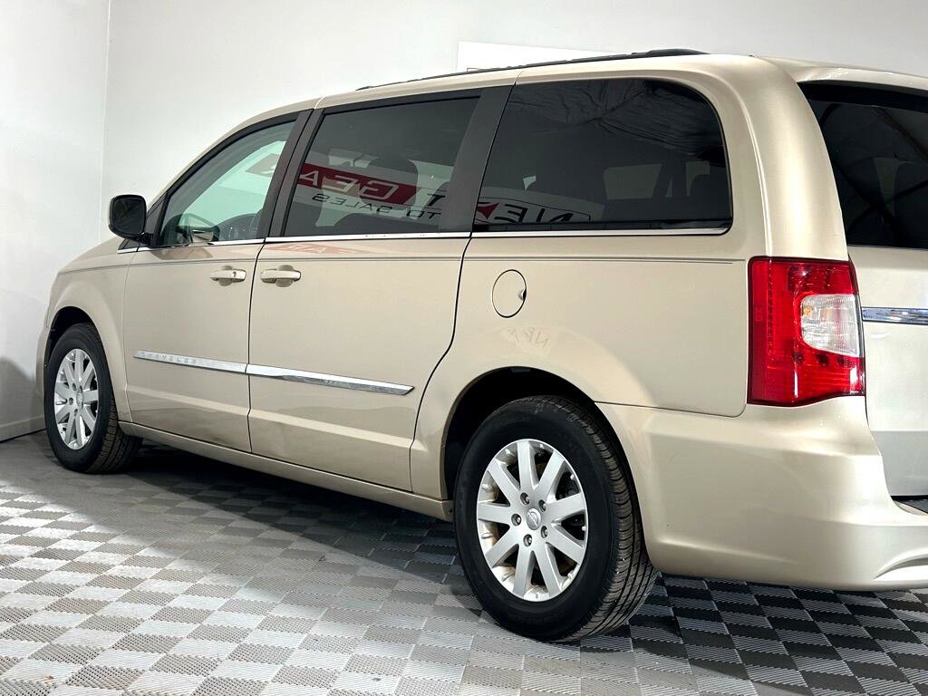 Used 2014 Chrysler Town & Country Touring image 7