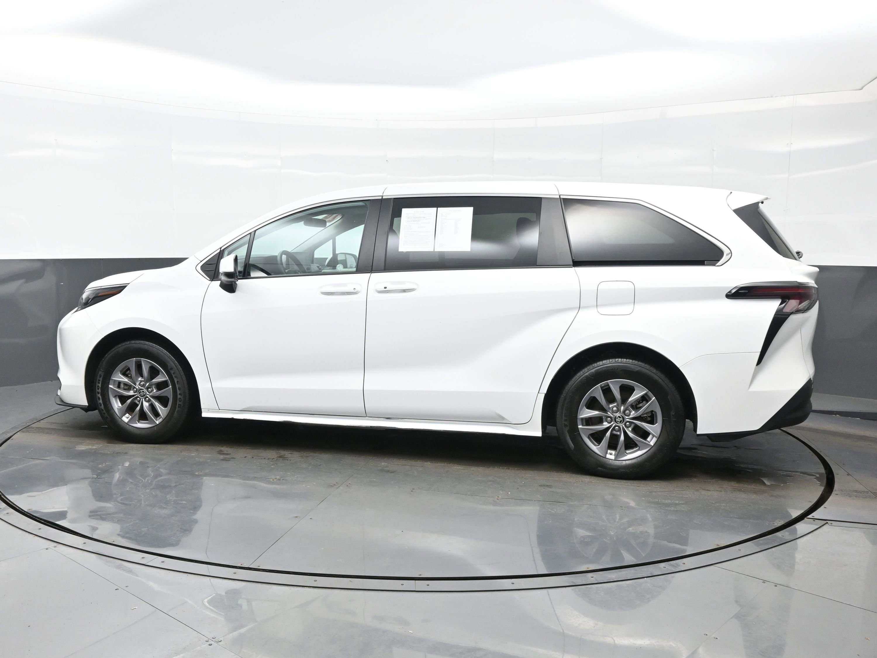 Used 2024 Toyota Sienna LE image 3