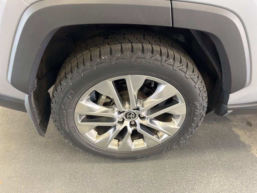 Used 2021 Toyota RAV4 XLE Premium AWD/4WD image 9