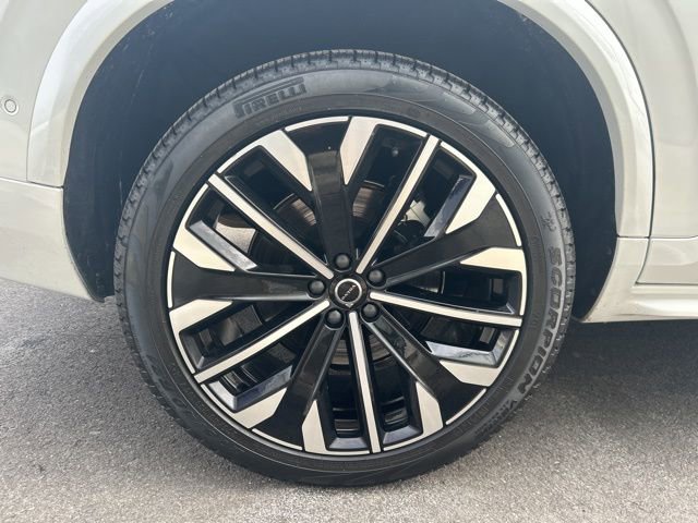 Certified 2025 Volvo XC90 B6 Plus image 9