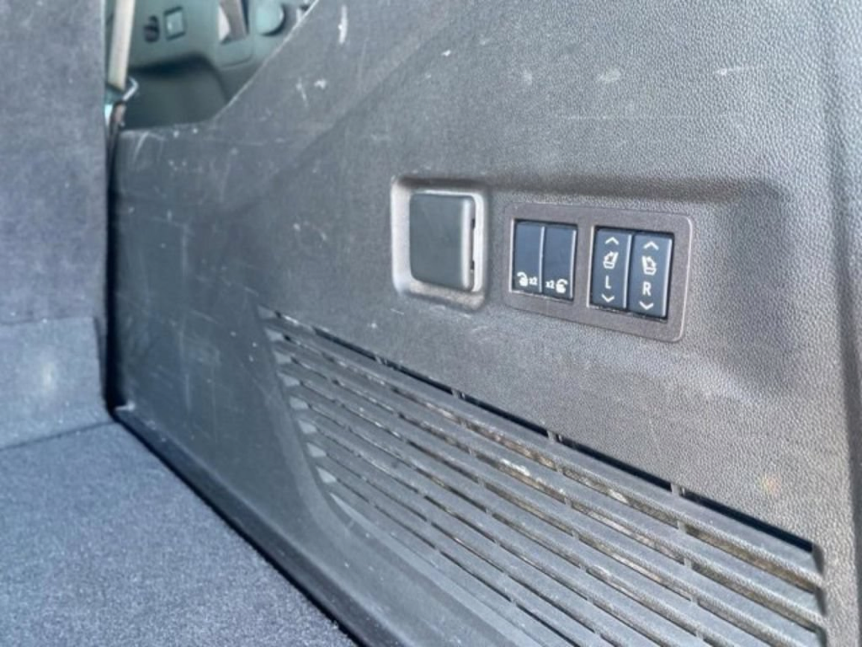 Used 2024 GMC Yukon XL Denali RWD image 31