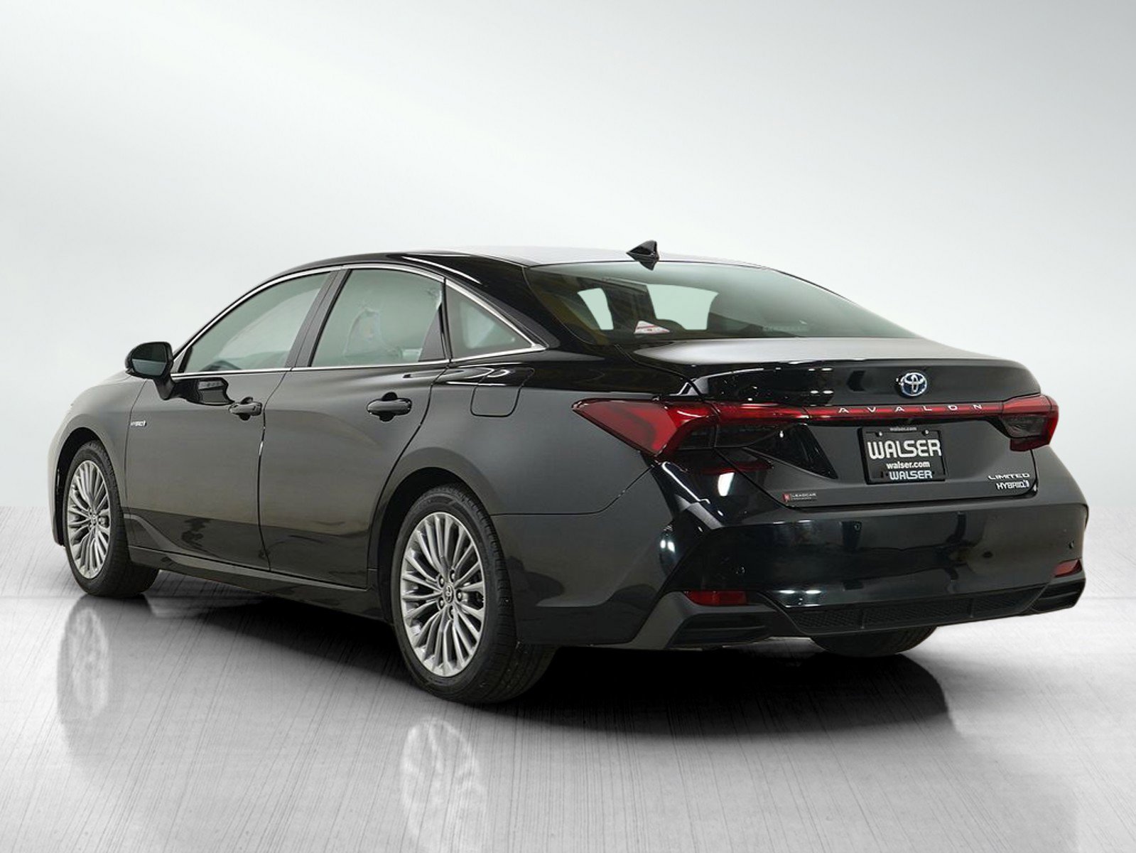Used 2021 Toyota Avalon Limited w/ Advanced Safety Package FWD image 3