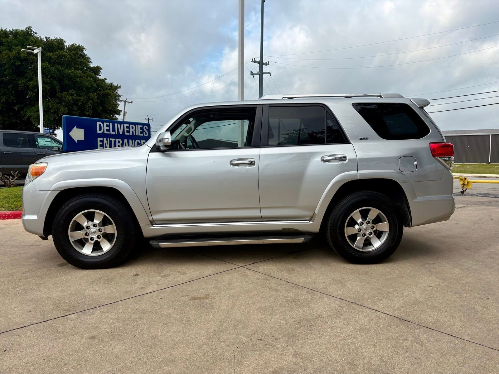 Used 2011 Toyota 4Runner SR5 w/ Premium Pkg w/Leather RWD image 6