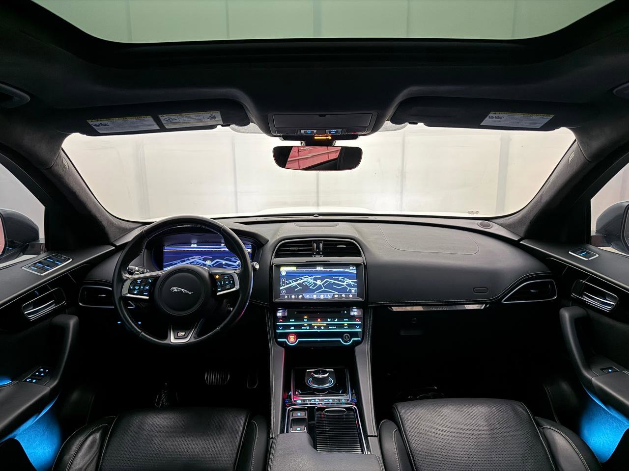 Used 2019 Jaguar F-PACE R-Sport image 31