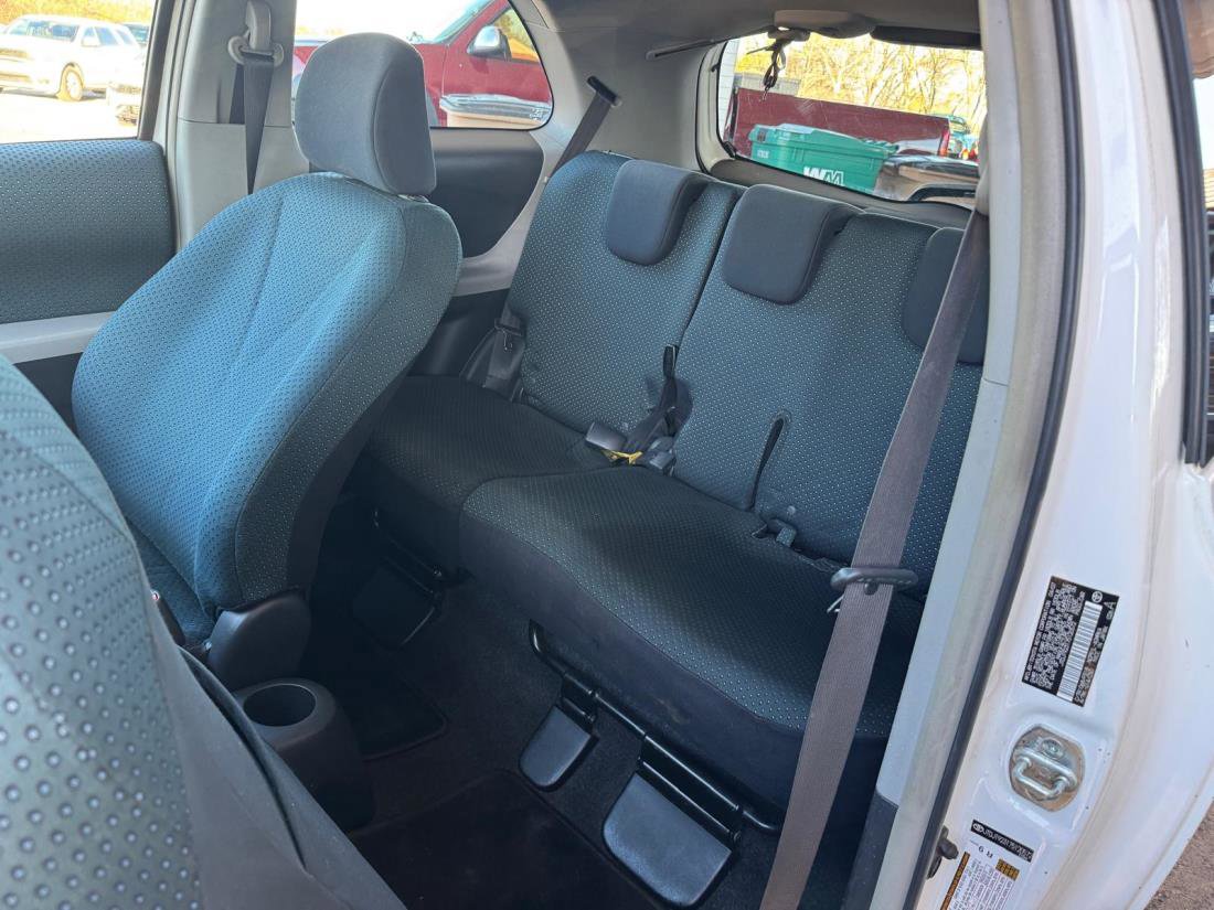 Used 2007 Toyota Yaris 2-Door Hatchback image 11