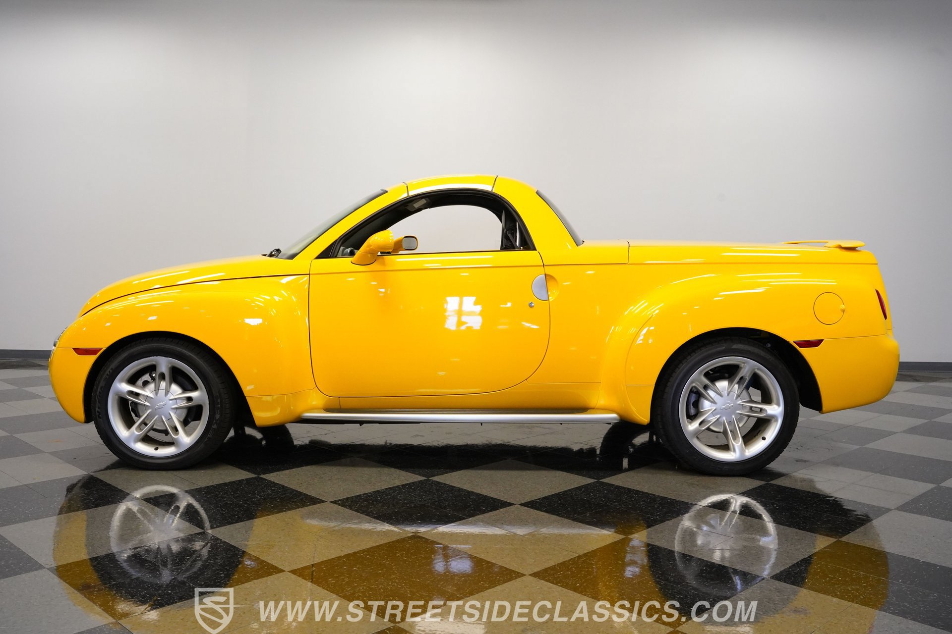 Used 2004 Chevrolet SSR w/ Preferred Equipment Group RWD image 2