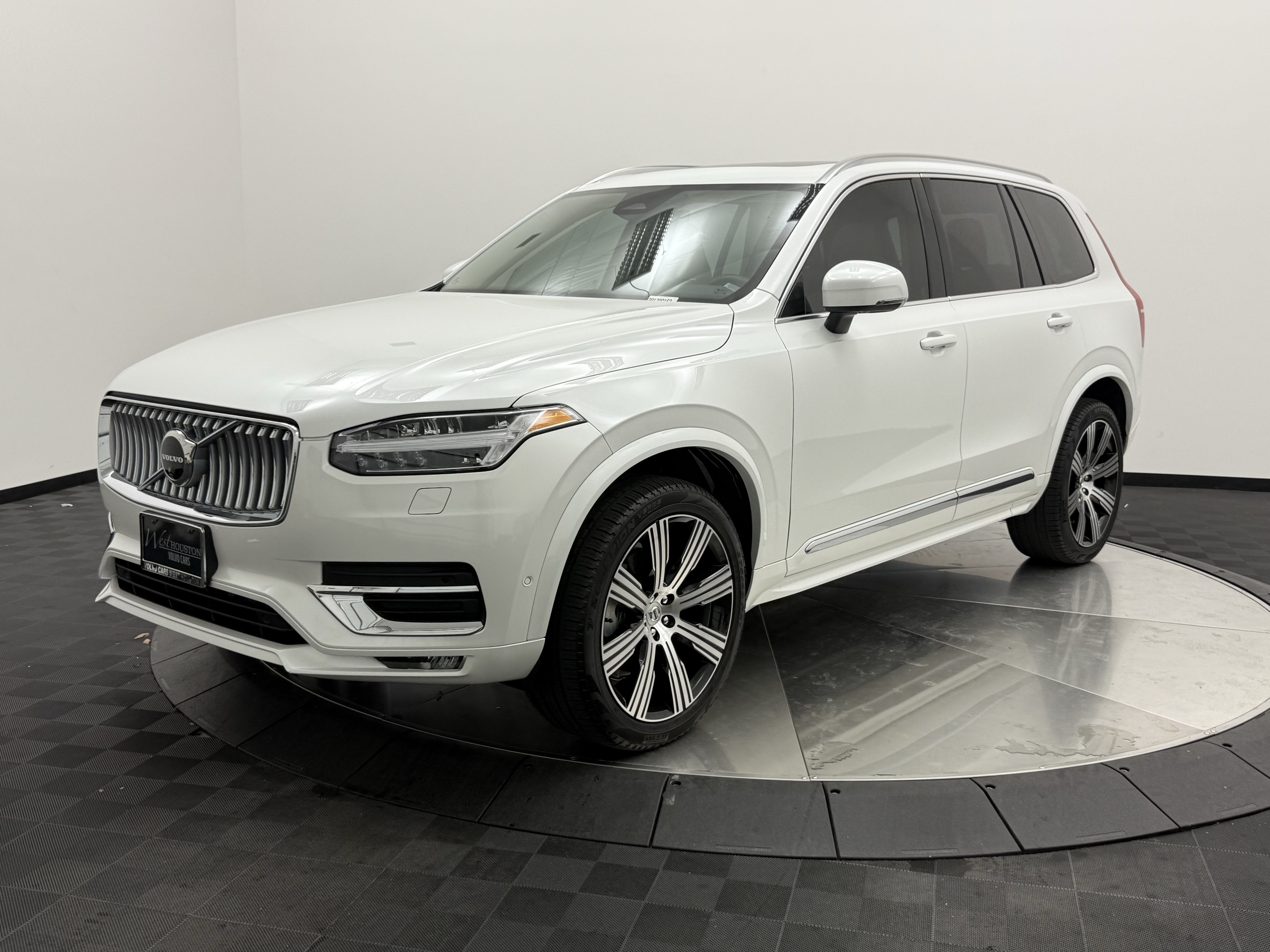 Certified 2024 Volvo XC90 B5 Plus AWD/4WD image 3