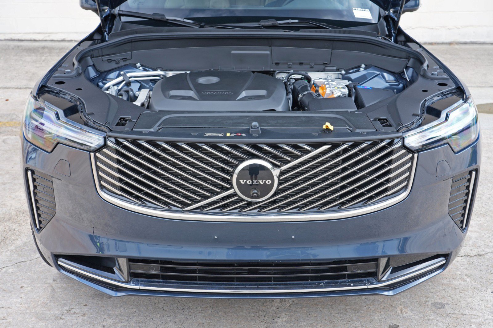 Used 2025 Volvo XC90 T8 Plus w/ Protection Package Premier AWD/4WD image 8