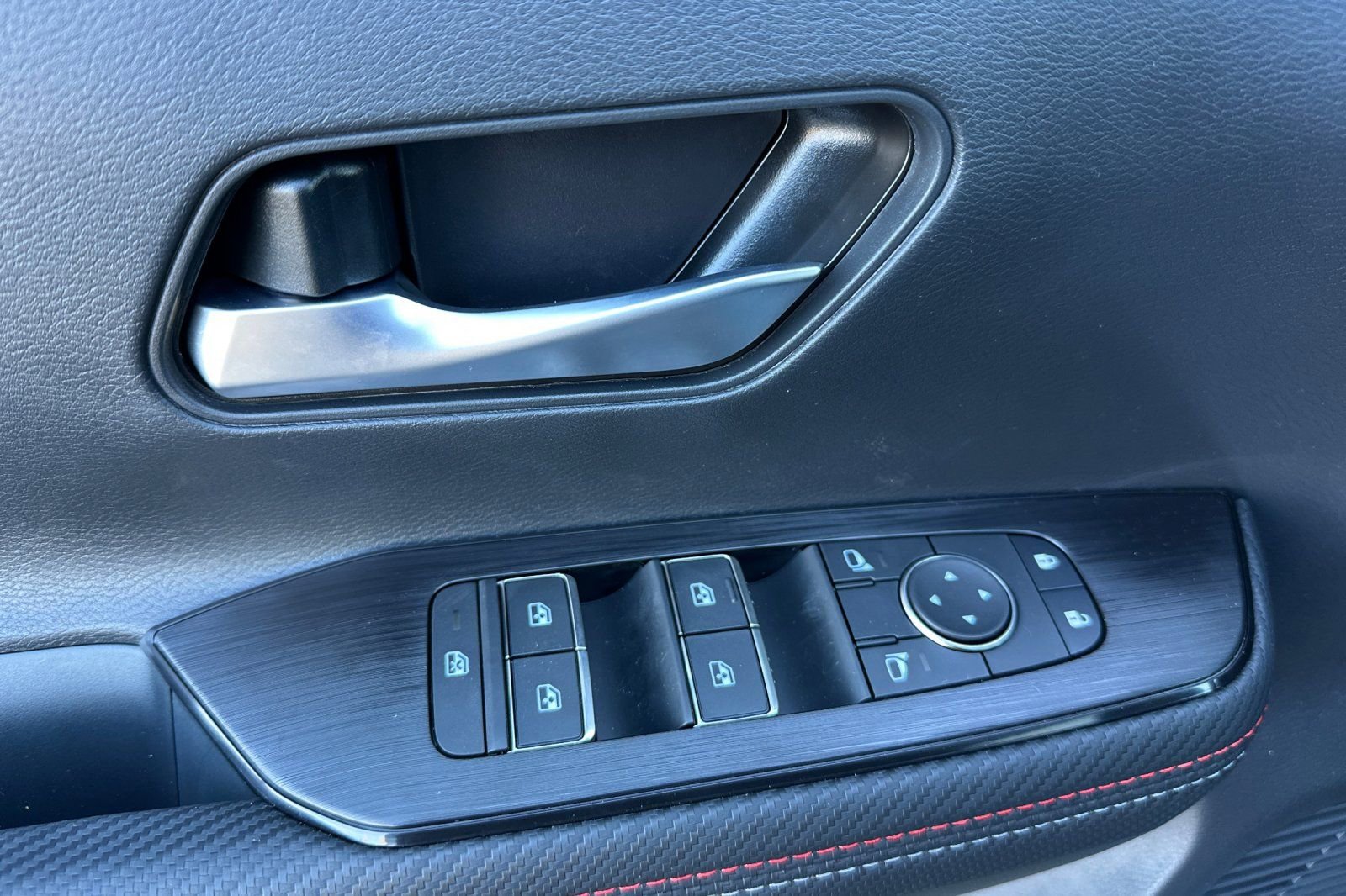 New 2026 Nissan Kicks SR w/ SR Premium Package AWD/4WD image 8