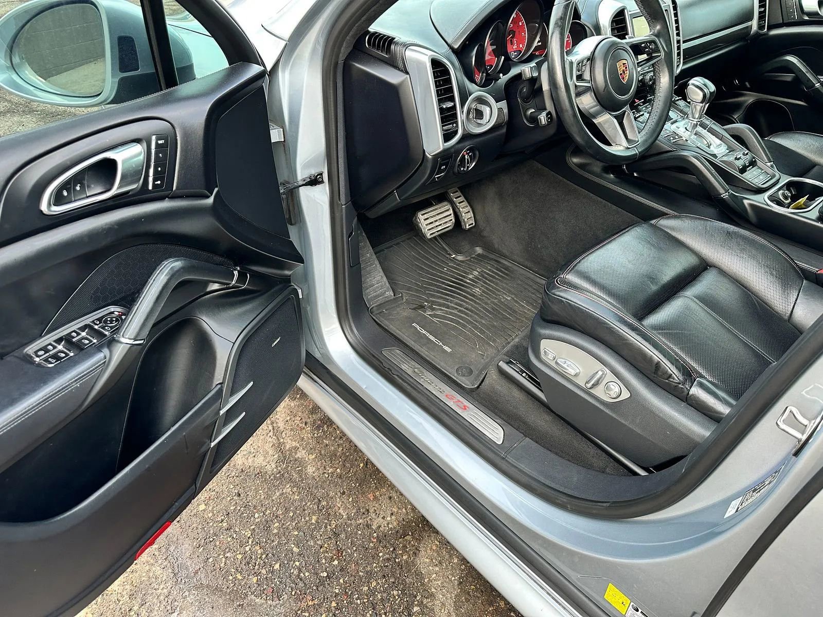 Used 2016 Porsche Cayenne GTS image 9