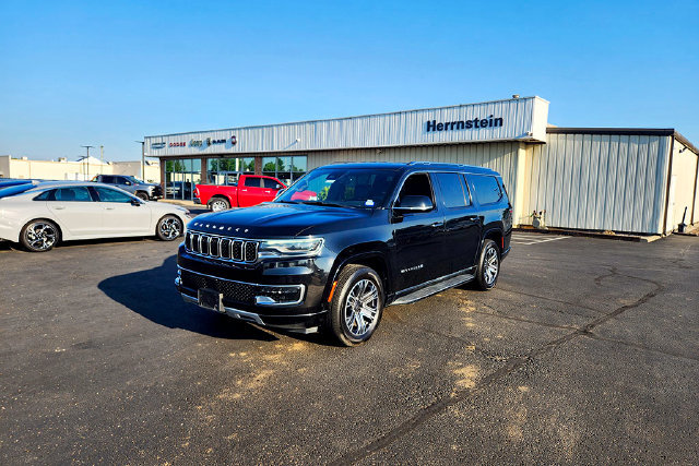 Used 2024 Jeep Wagoneer L Series II AWD/4WD image 3