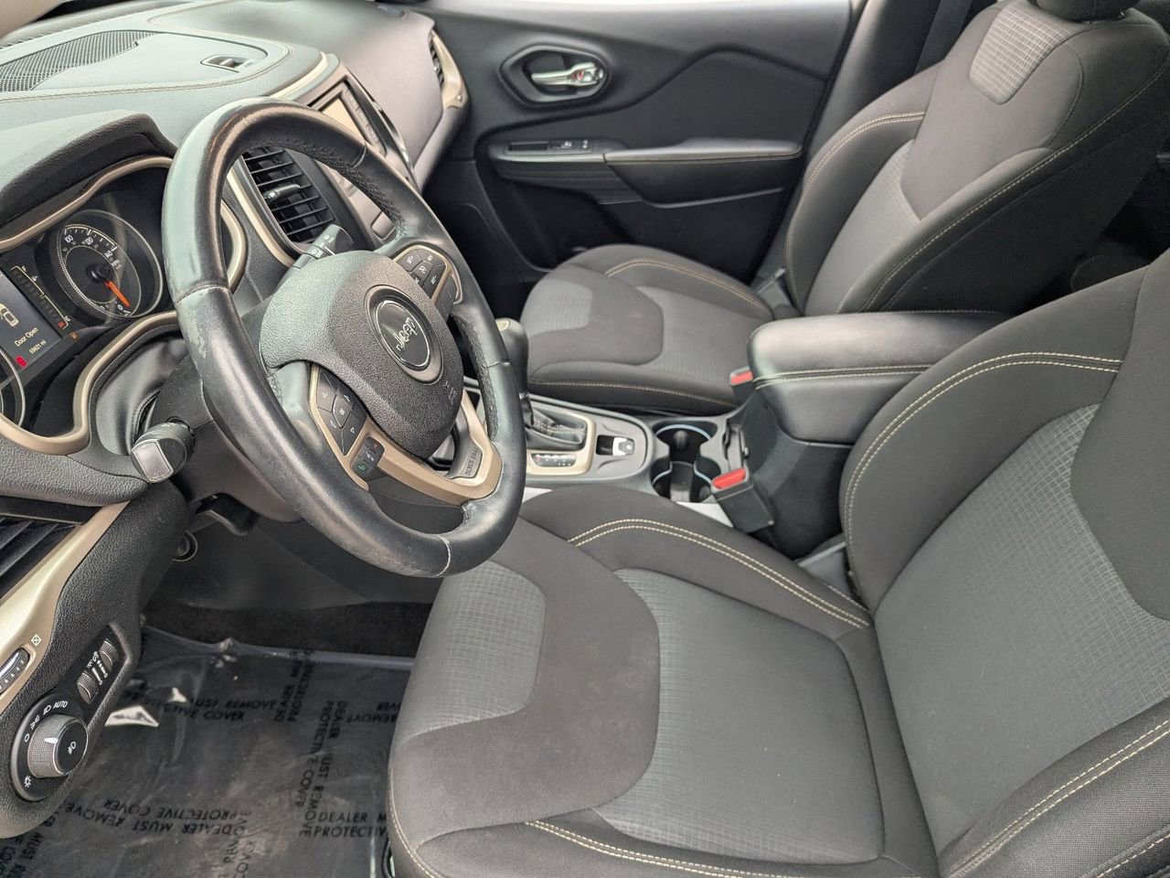 Used 2016 Jeep Cherokee Latitude FWD image 17