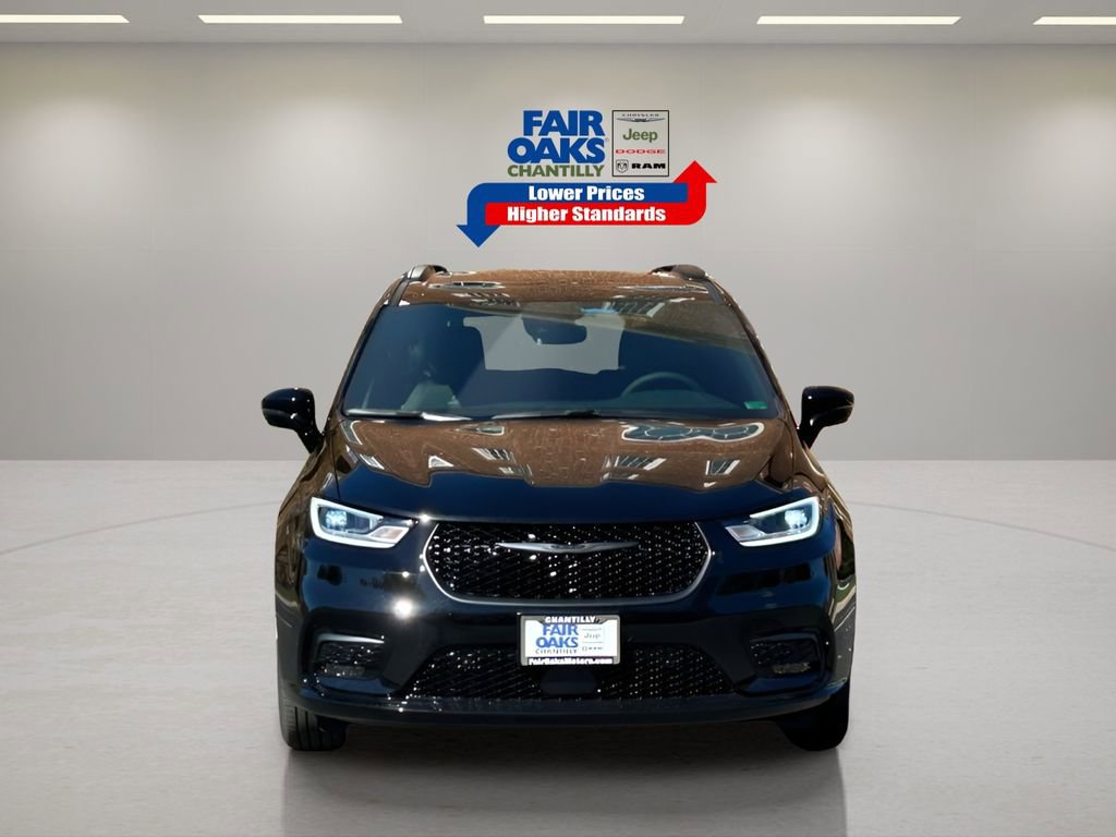 New 2026 Chrysler Pacifica Limited w/ Uconnect Theater Family Group image 6