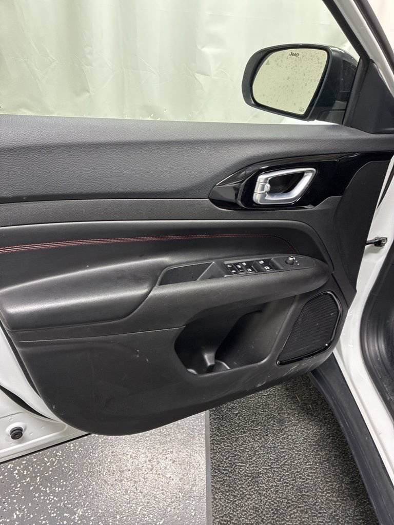Used 2025 Jeep Compass Trailhawk AWD/4WD image 11