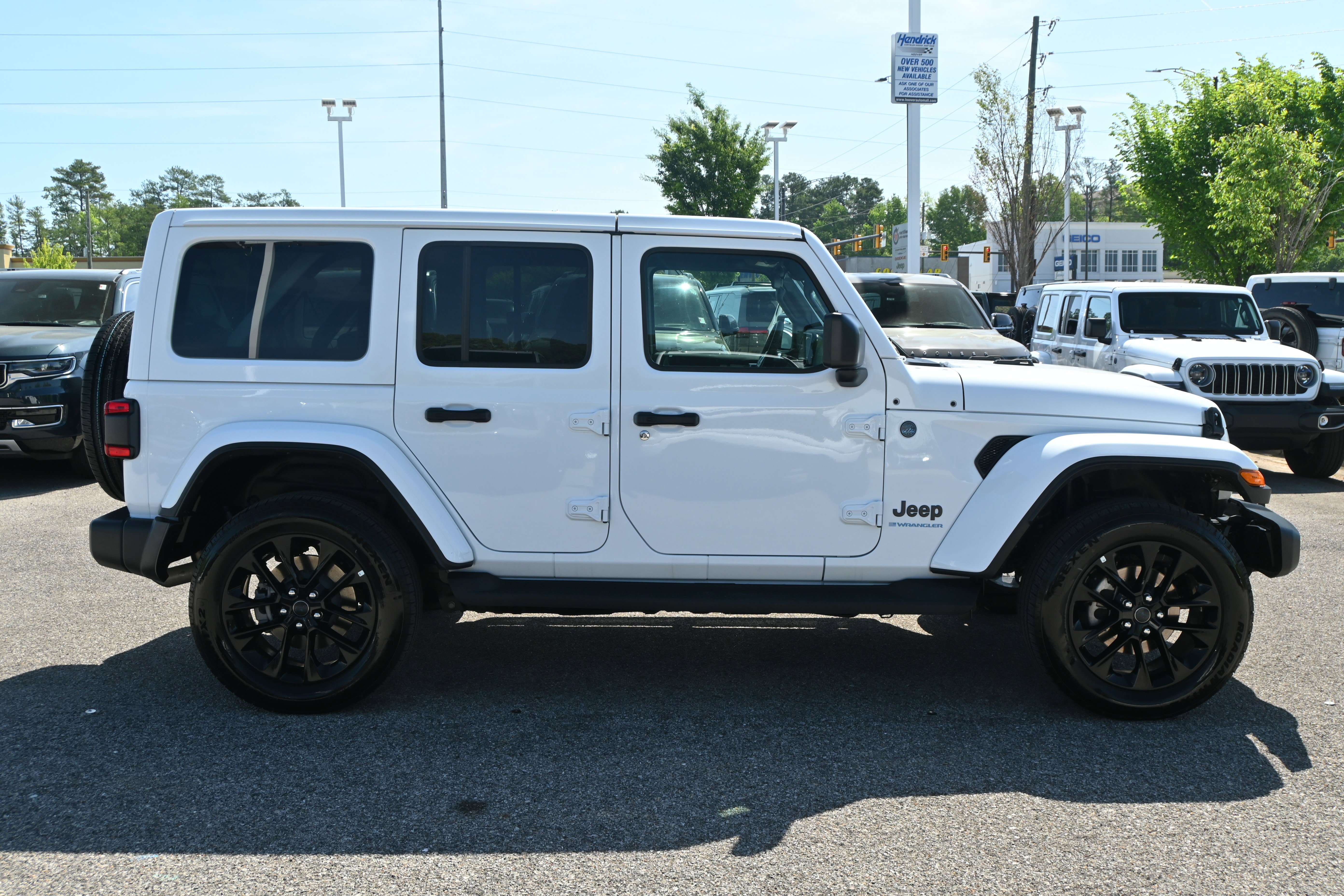 Used 2025 Jeep Wrangler Unlimited Sahara AWD/4WD image 11
