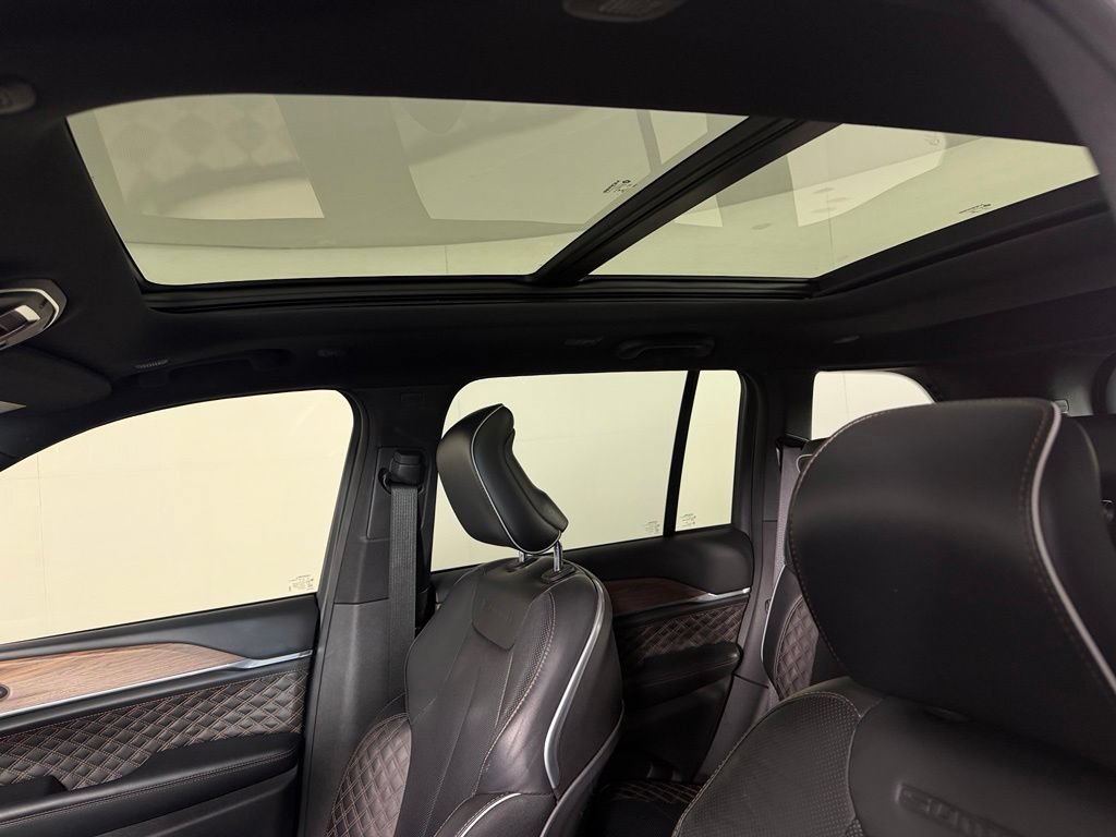 Used 2025 Jeep Grand Cherokee Summit w/ Obsidian Package AWD/4WD image 19