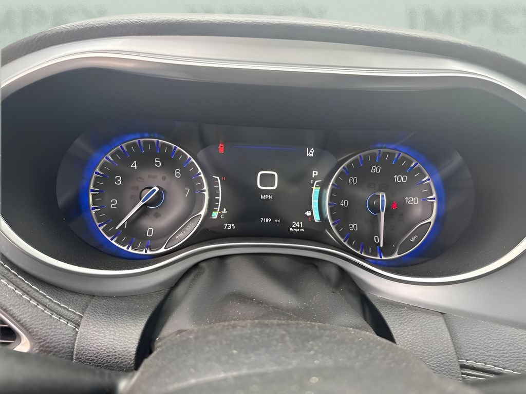 Used 2026 Chrysler Pacifica Limited FWD image 9
