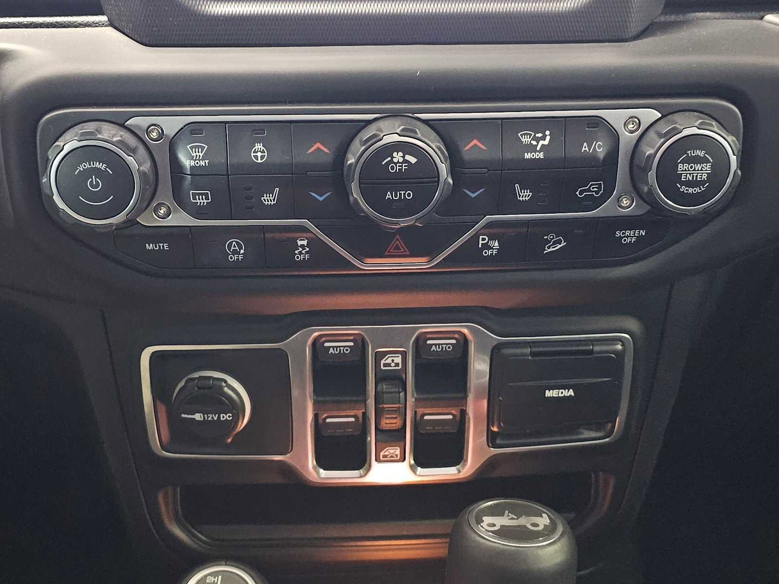 Used 2018 Jeep Wrangler Unlimited Sahara w/ Cold Weather Group image 28