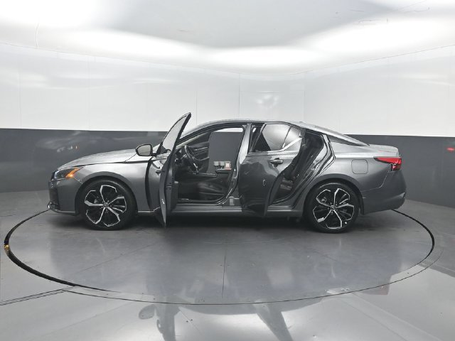 Used 2023 Nissan Altima 2.5 SR w/ SR Premium Package FWD image 35