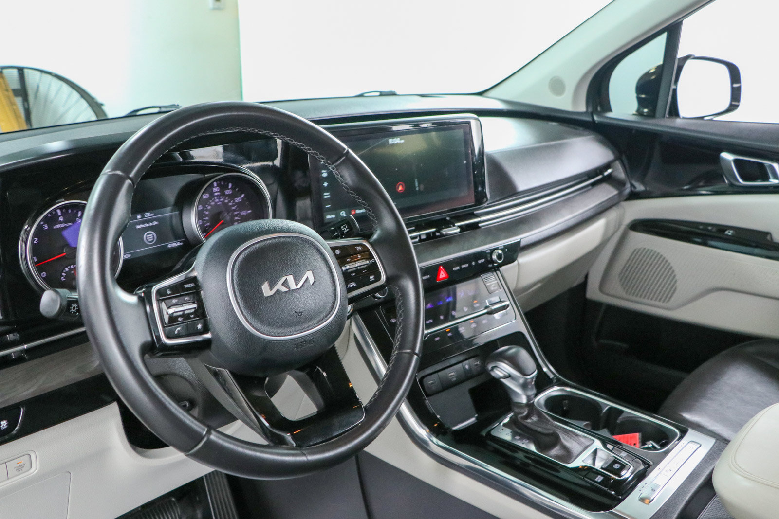 Used 2024 Kia Carnival EX FWD image 22