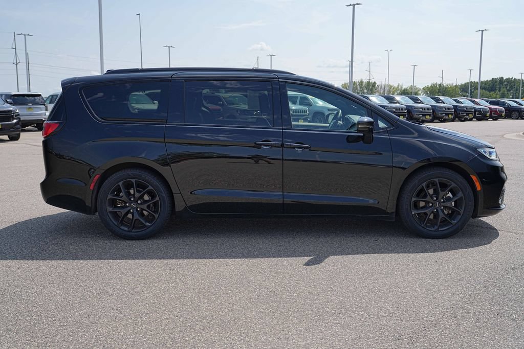 Used 2025 Chrysler Pacifica Limited FWD image 5