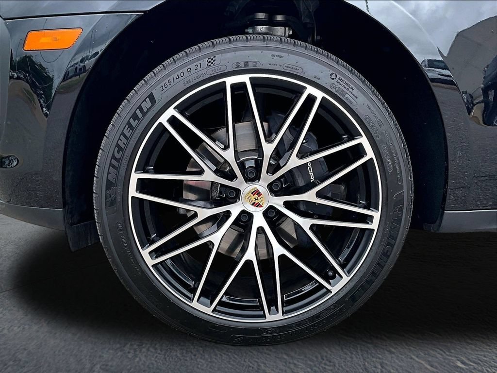 Certified 2025 Porsche Macan AWD/4WD image 11