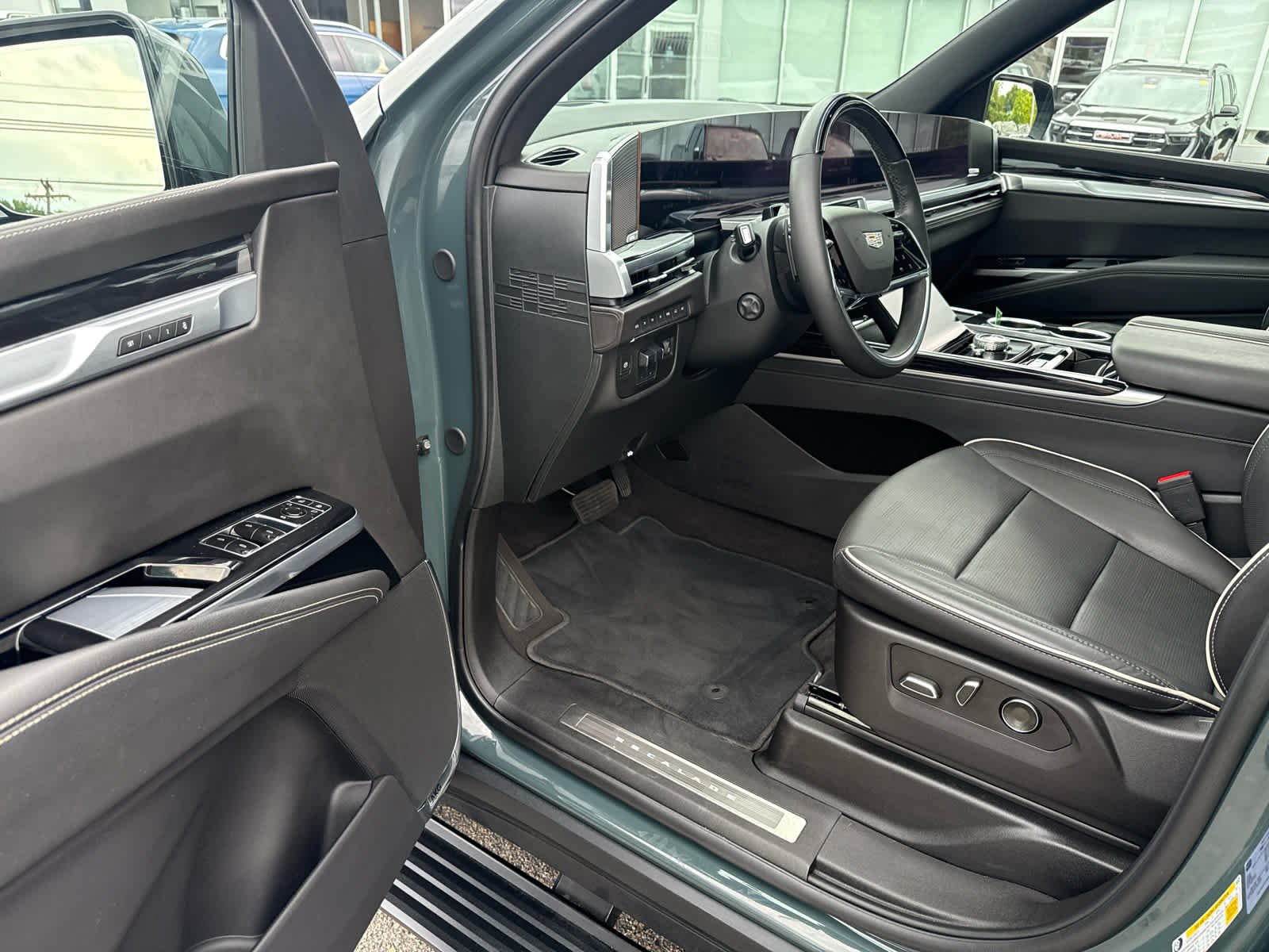 Used 2025 Cadillac Escalade ESV Sport w/ Touring Package AWD/4WD image 13