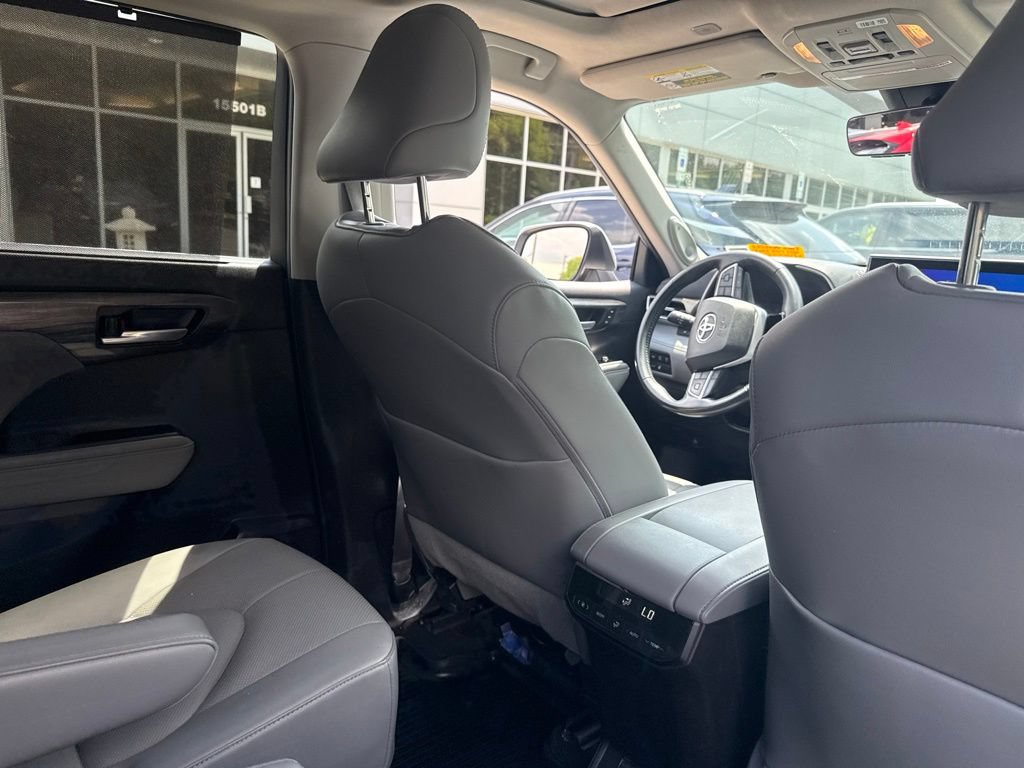 Used 2023 Toyota Highlander Limited AWD/4WD image 9