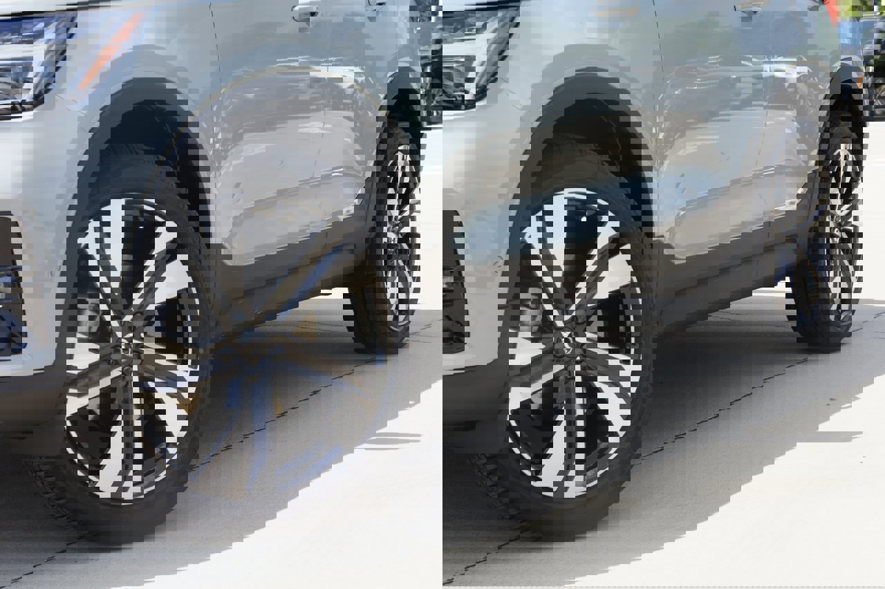 New 2026 Volvo XC40 B5 Ultra w/ Protection Package Premier image 7