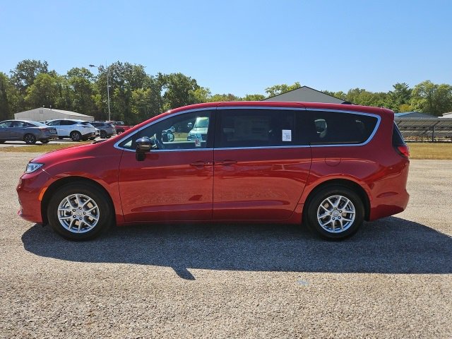 New 2026 Chrysler Pacifica Select image 2