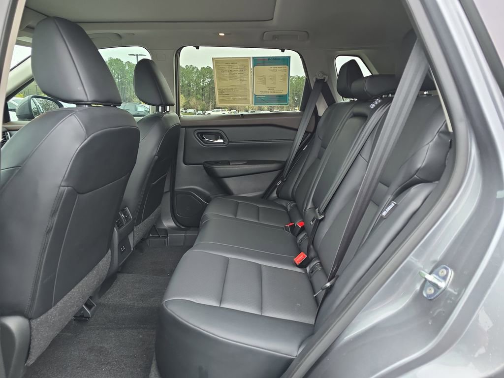 Used 2023 Nissan Rogue SV w/ SV Premium B Package image 18