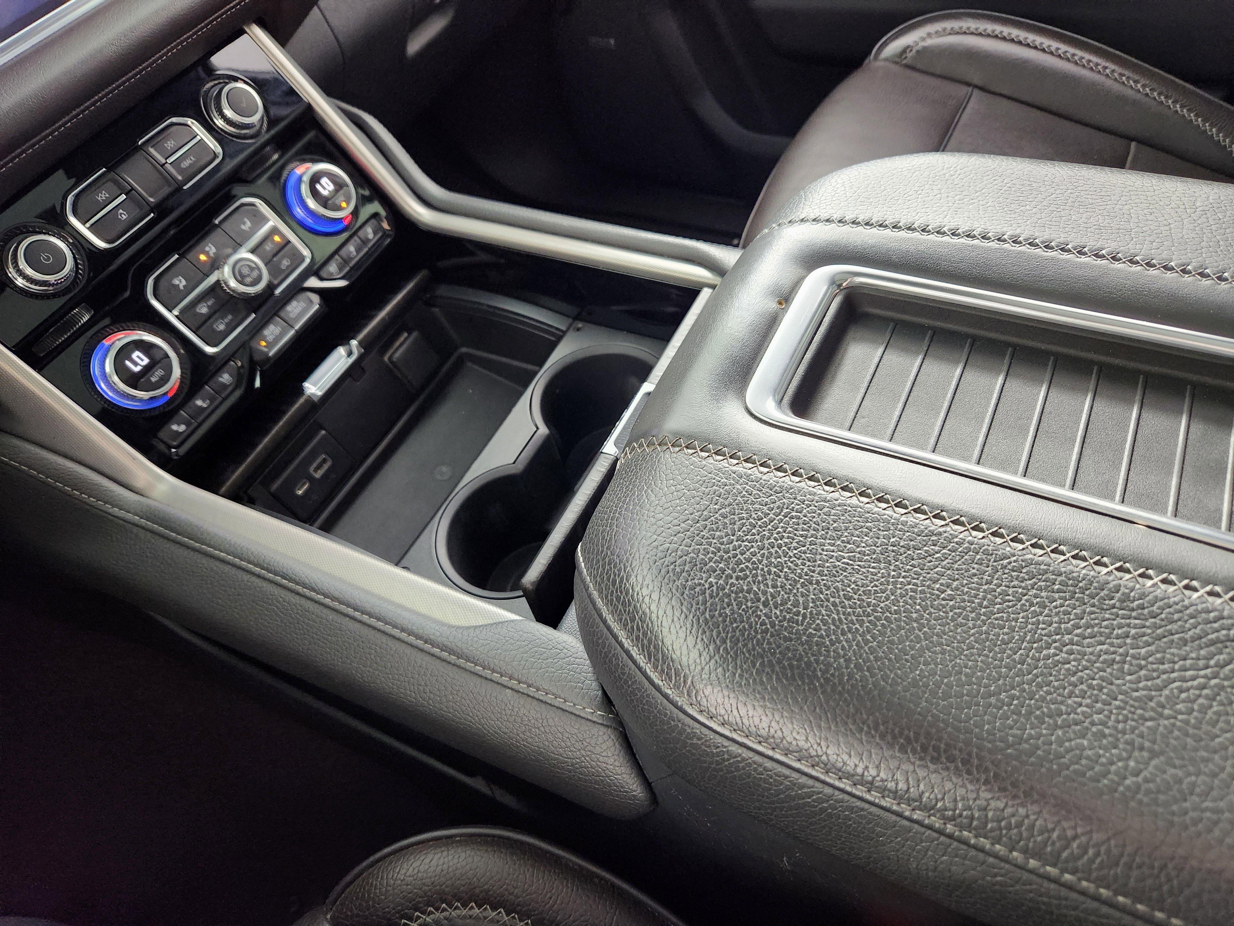 Used 2021 GMC Yukon Denali w/ Denali Premium Package image 25