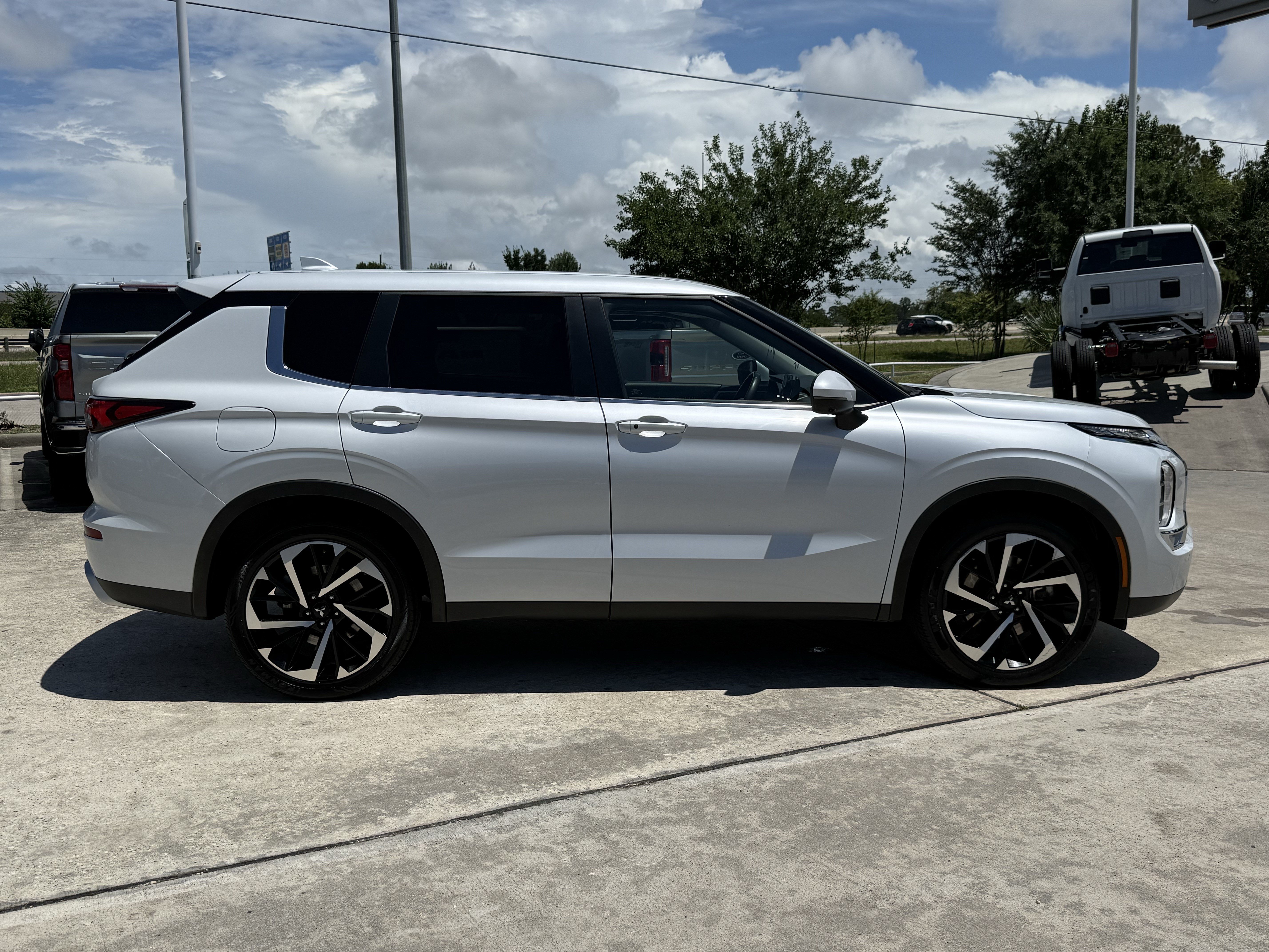 Used 2024 Mitsubishi Outlander SE FWD image 3