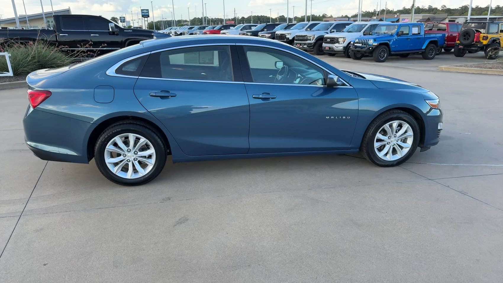 Used 2025 Chevrolet Malibu LT FWD image 2