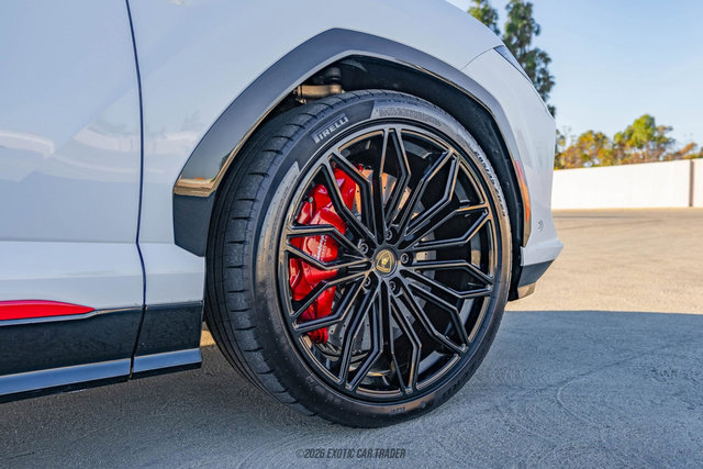 Used 2025 Lamborghini Urus SE AWD/4WD image 46