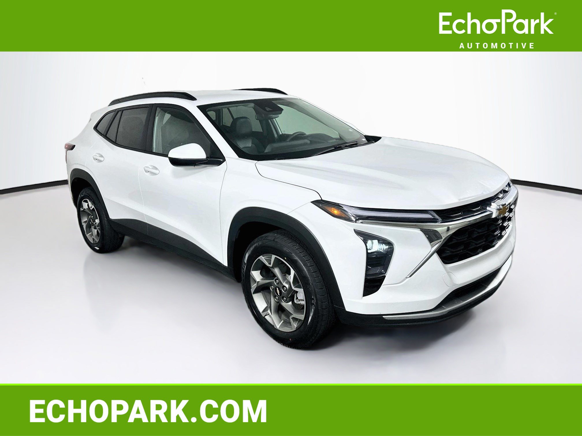 Used 2025 Chevrolet Trax LT FWD image 1